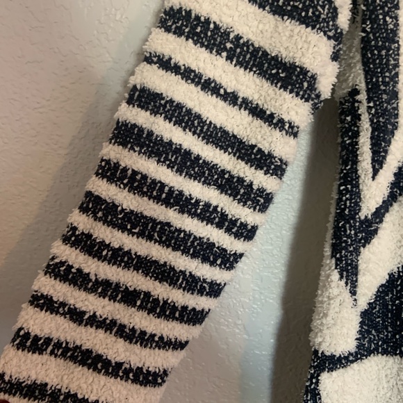 Geometric Patterned Sweater - Navy and White size small - Picture 4 of 10